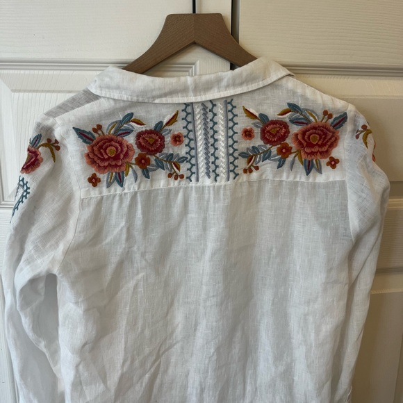 Karyn Seo White linen Button-Up Shirt with floral Embroidered Sleeves and back - Picture 8 of 12